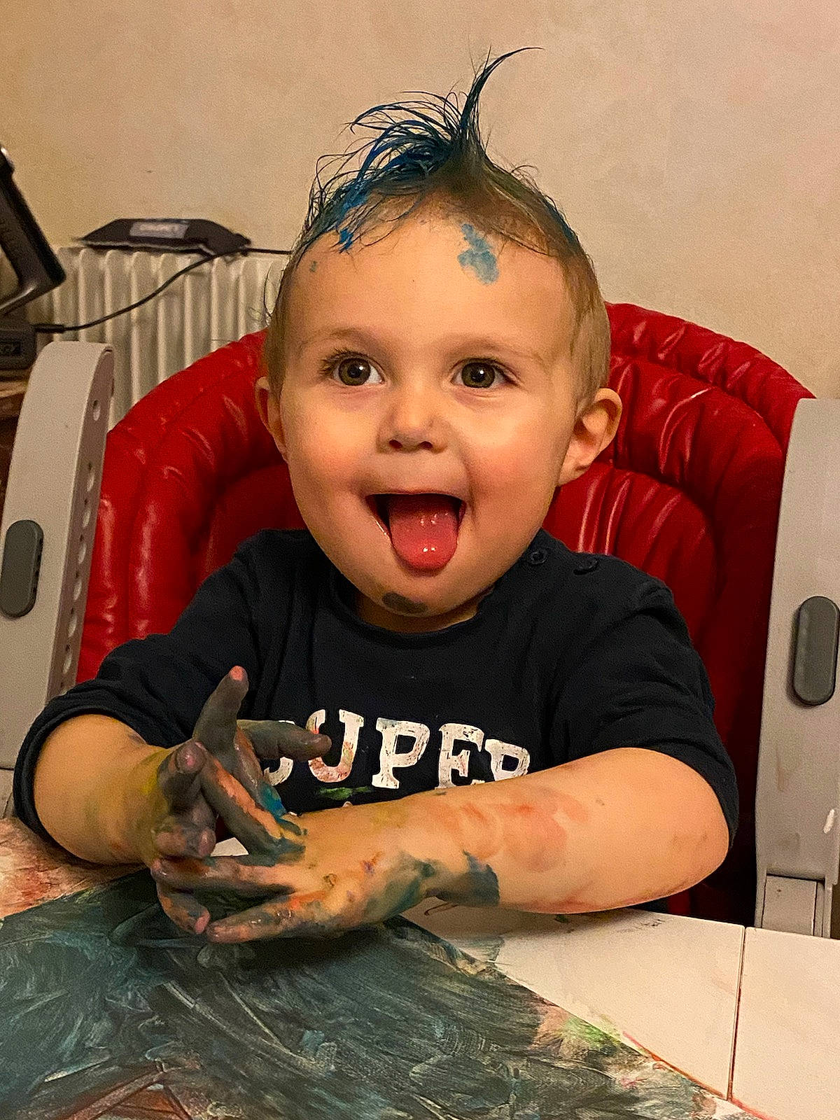 Thiago participe au concours pour gagner de l'argent avec cette photo : chair, cheek, child, desk, eyelash, finger, flooring, forehead, fun, hairstyle, happy, head, person, play, room, sitting, smile, t_shirt, table, toddler