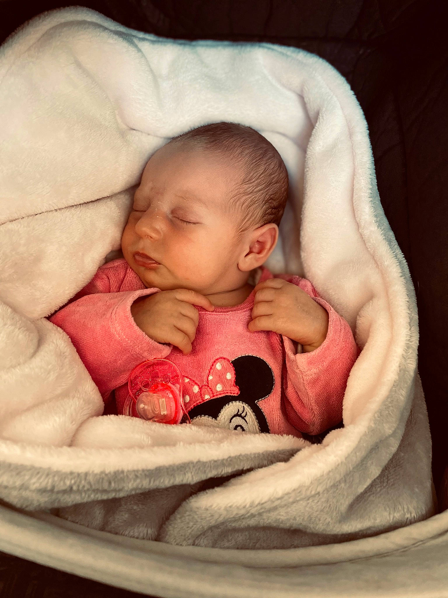 Ilyanna a rejoint le concours — aidez-le/la à gagner de superbes lots ! arm, baby, baby_safety, baby_sleeping, baby_toddler_clothing, cheek, comfort, finger, gesture, hand, head, human_body, infant_bed, lip, mouth, nose, person, skin, sleeve, textile