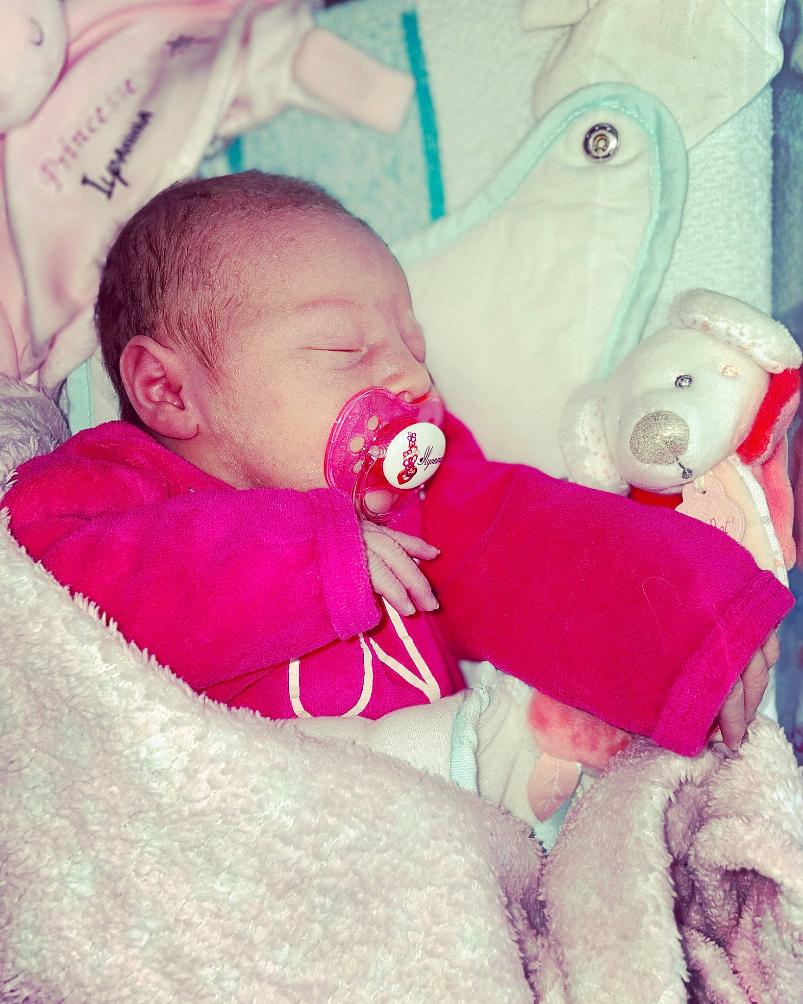 Ilyanna participe au concours pour gagner de l'argent avec cette photo : baby, baby_sleeping, baby_toddler_clothing, cheek, comfort, cool, ear, facial_expression, finger, happy, interaction, lip, magenta, mammal, mouth, nose, person, pink, skin, textile