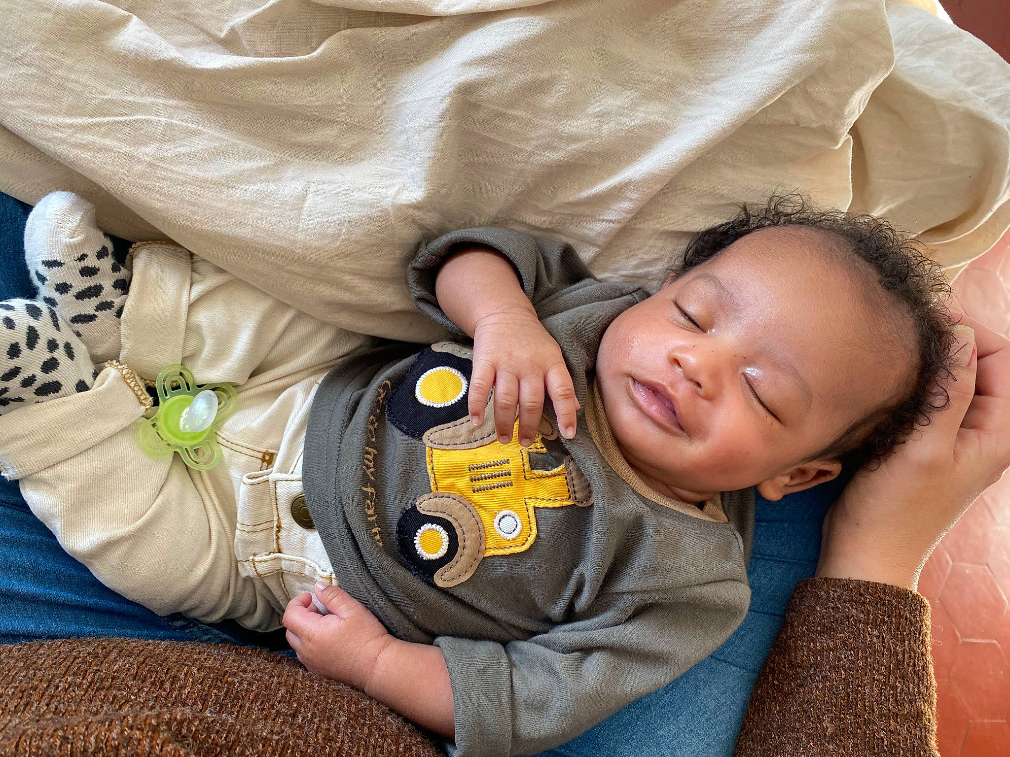 Nicolas participe au concours pour gagner de l'argent avec cette photo : baby, child, comfort, ear, hand, nap, person, play, product, sleep, toddler
