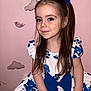 Kayla a rejoint le concours — aidez-le/la à gagner de superbes lots ! blue_flower_pattern, bow, bracelet, butterflies, child, clouds, cute, dress, fashion, girl, hair_tie, happy, indoor, long_hair, pink_wall, portrait, sitting, smile, wall_decor, young