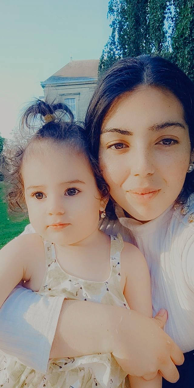 Vanessa participe au concours pour gagner de l'argent avec cette photo : black_hair, blue, chin, cool, eye, eyebrow, eyelash, face, flash_photography, gesture, hair, hairstyle, happy, head, iris, lip, neck, nose, person, skin