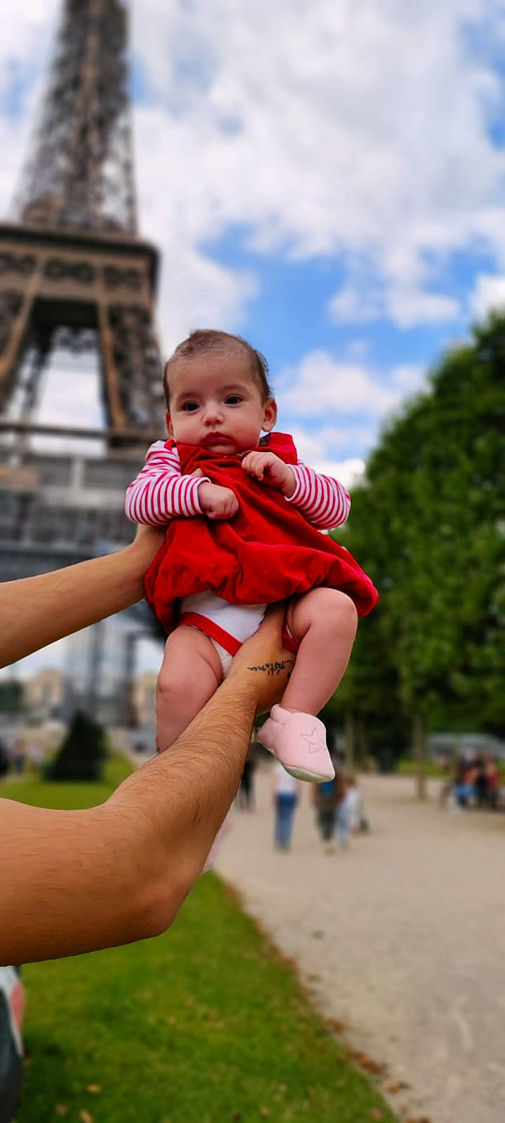 Rosaura a rejoint le concours — aidez-le/la à gagner de superbes lots ! baby, baby_toddler_clothing, barefoot, child, cloud, foot, fun, gesture, grass, happy, human_leg, leisure, people_in_nature, person, recreation, sitting, skin, sky, toddler, travel