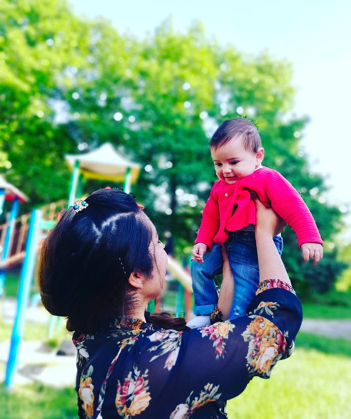 Rosaura a rejoint le concours — aidez-le/la à gagner de superbes lots ! baby, baby_toddler_clothing, child, dress, fun, grass, happy, leisure, people_in_nature, person, plant, play, public_space, recreation, sitting, sky, spring, sunlight, toddler, tree