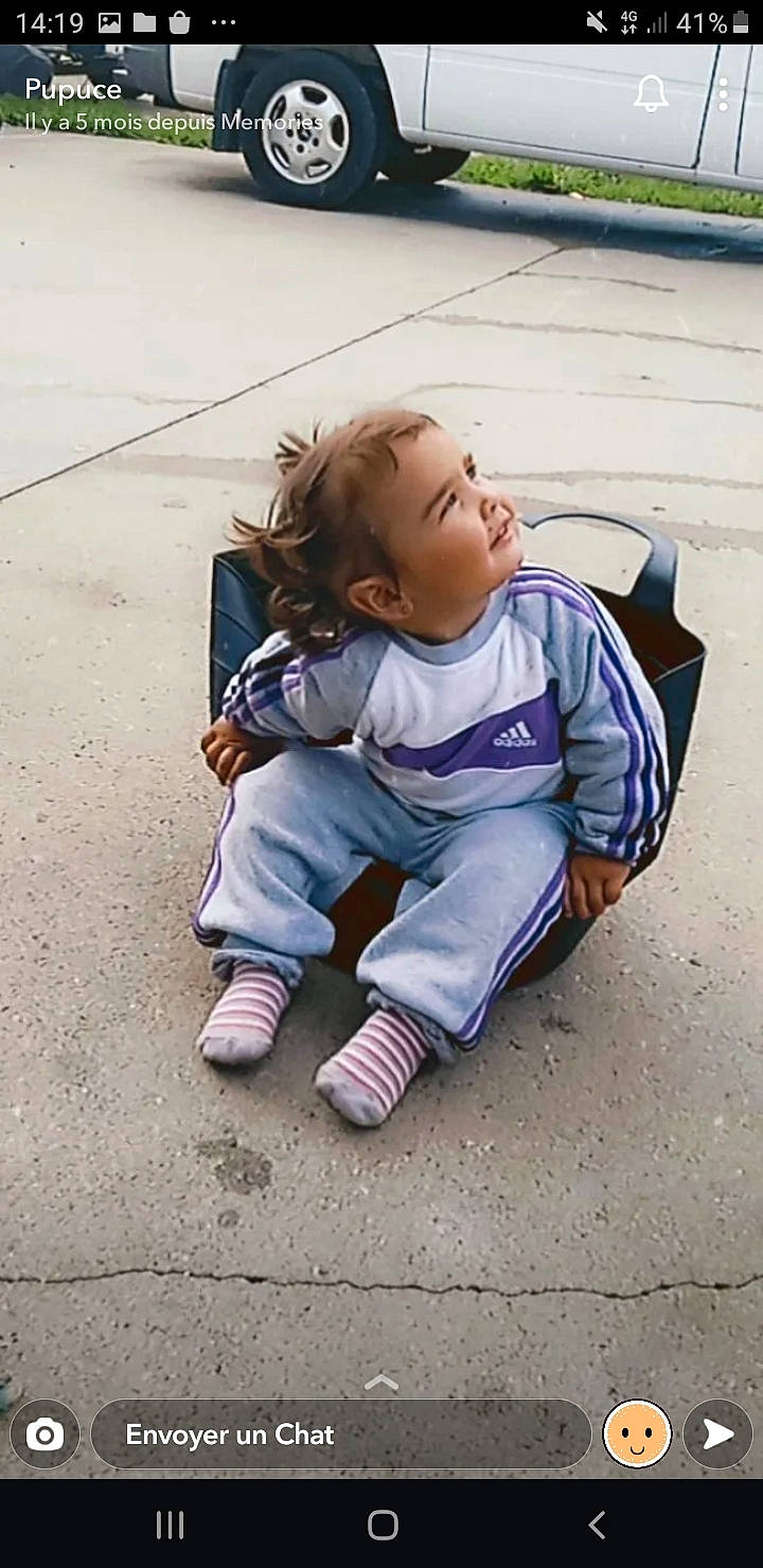 Djilove a rejoint le concours — aidez-le/la à gagner de superbes lots ! baby, baby_toddler_clothing, cheek, child, finger, flooring, foot, grass, hair, happy, human_leg, leisure, person, recreation, shoe, sitting, sleeve, smile, sneakers, sock