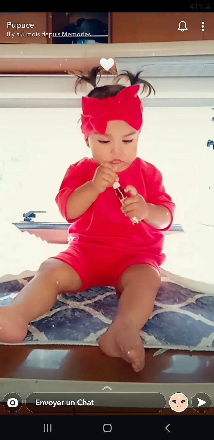 Djilove a rejoint le concours — aidez-le/la à gagner de superbes lots ! baby_toddler_clothing, cool, eye, eyewear, fashion_design, foot, fun, happy, headband, headwear, human_body, human_leg, knee, magenta, person, personal_protective_equipment, pink, shorts, sitting, sportswear