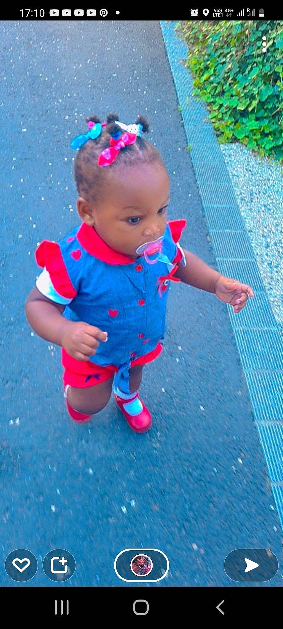 Soleane Capucine a rejoint le concours — aidez-le/la à gagner de superbes lots ! asphalt, baby, baby_toddler_clothing, blue, child, electric_blue, eye, face, flooring, fun, grass, hair, happy, head, leisure, magenta, people_in_nature, person, pink, red