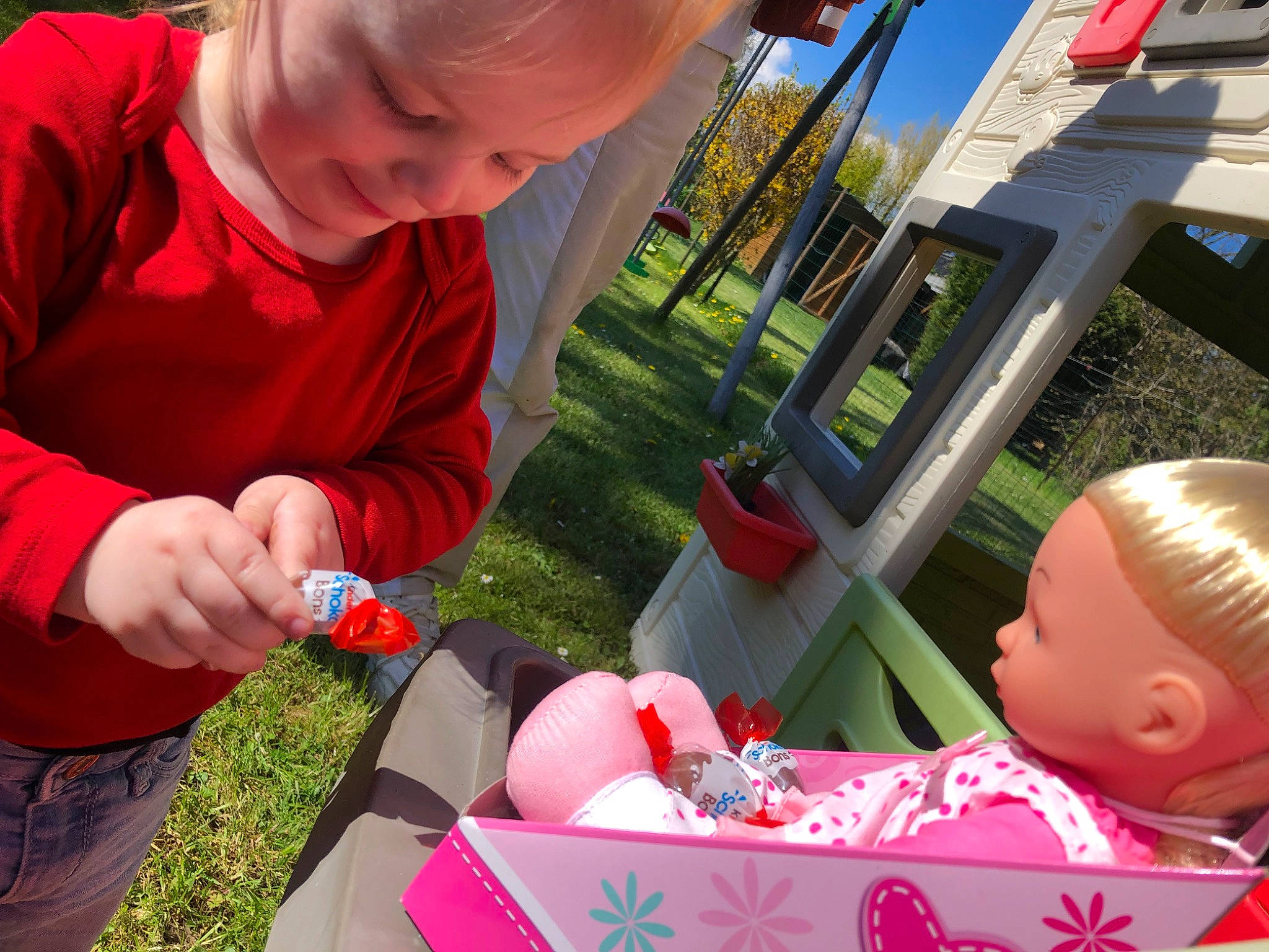 Tennessee participe au concours pour gagner de l'argent avec cette photo : baby, child, event, fun, grass, happy, head, leisure, people, person, plant, play, recreation, sharing, snapshot, summer, t_shirt, tire, toddler, toy