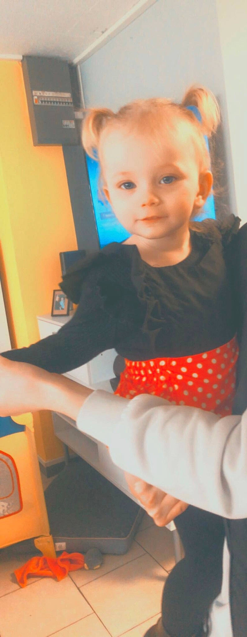 Tennessee a rejoint le concours — aidez-le/la à gagner de superbes lots ! baby_toddler_clothing, beauty, chair, child, finger, fun, hairstyle, human_body, human_leg, joint, neck, orange, pattern, person, shoulder, sitting, sleeve, standing, t_shirt, thigh