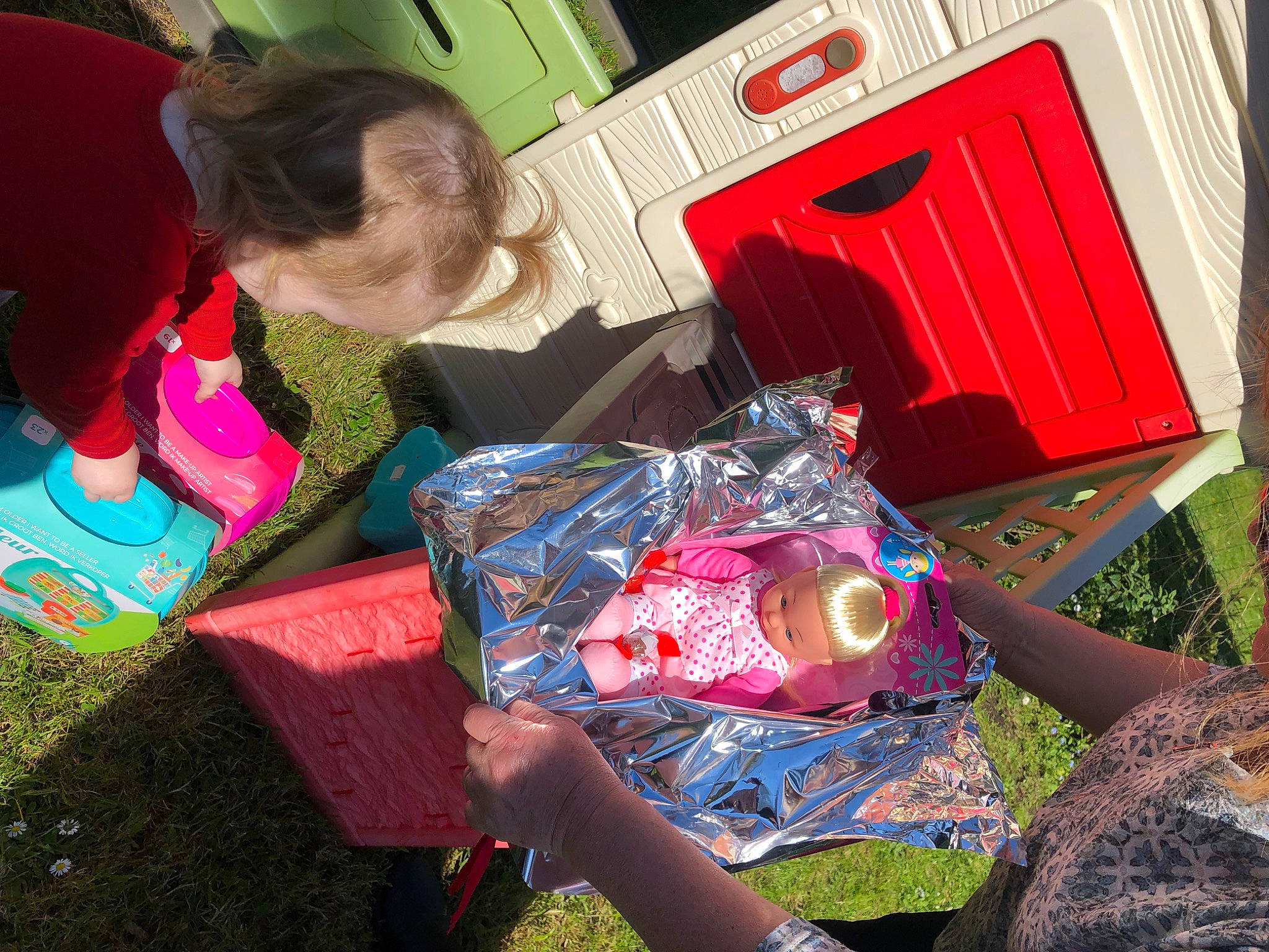 Tennessee a rejoint le concours — aidez-le/la à gagner de superbes lots ! art, bag, child, fun, grass, green, leisure, luggage_and_bags, magenta, office_equipment, pattern, person, pink, plant, play, recreation, t_shirt, vehicle_door, visual_arts