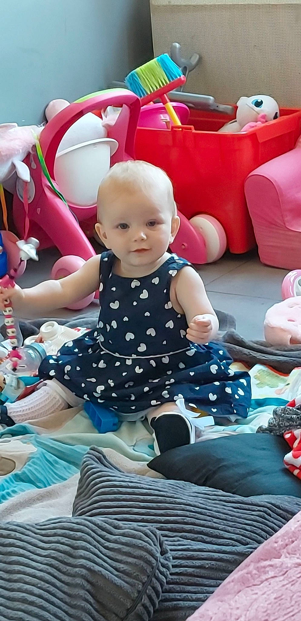 Tennessee participe au concours pour gagner de l'argent avec cette photo : baby, baby_toddler_clothing, chair, child, comfort, event, fashion, fun, green, happy, leisure, pattern, person, pink, play, product, purple, recreation, red, sitting