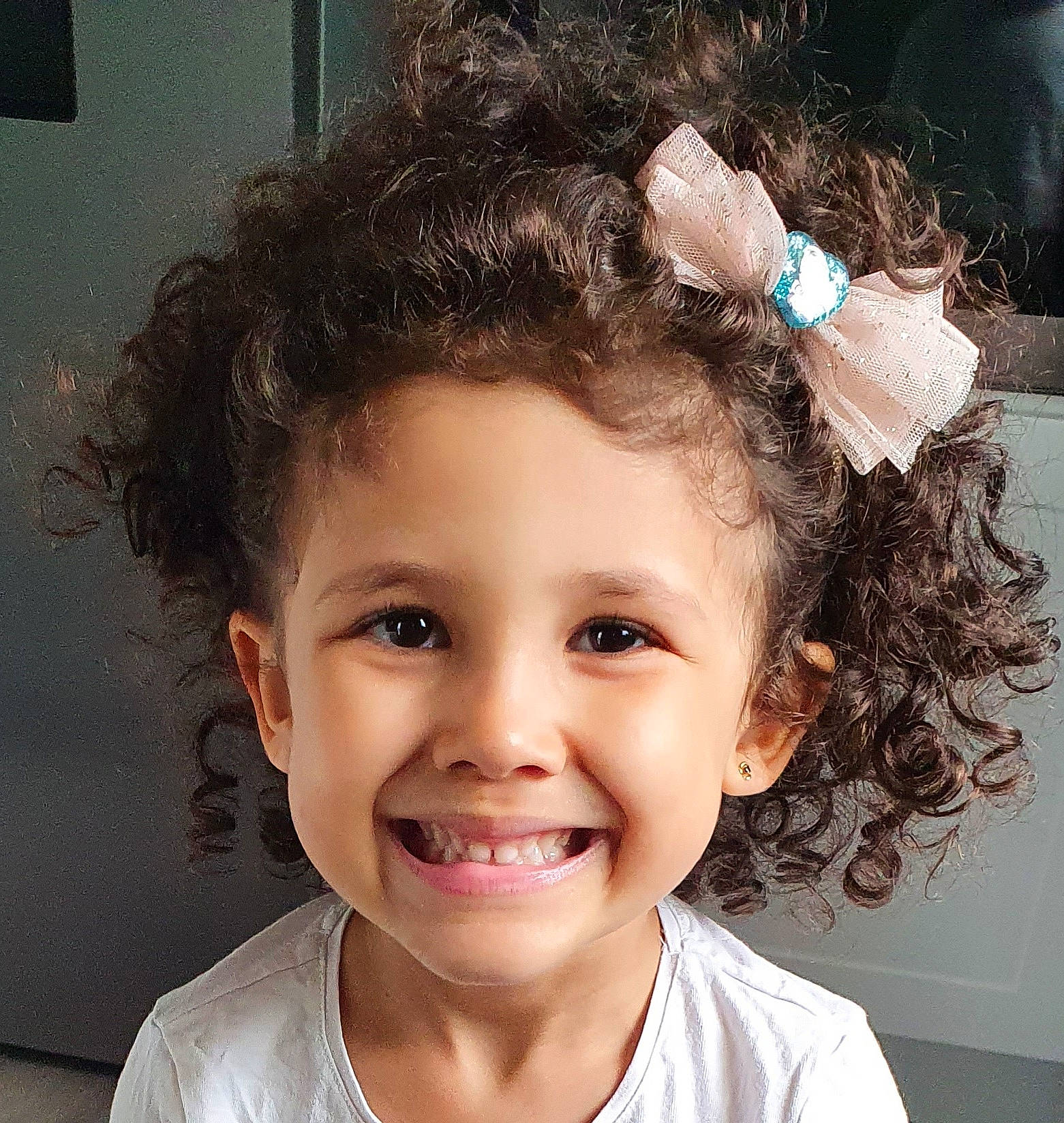 Maëlly a rejoint le concours — aidez-le/la à gagner de superbes lots ! beauty, black_hair, cheek, child, chin, ear, eyebrow, face, facial_expression, forehead, hair, hair_accessory, hairstyle, happy, head, human, joy, lip, nose, person