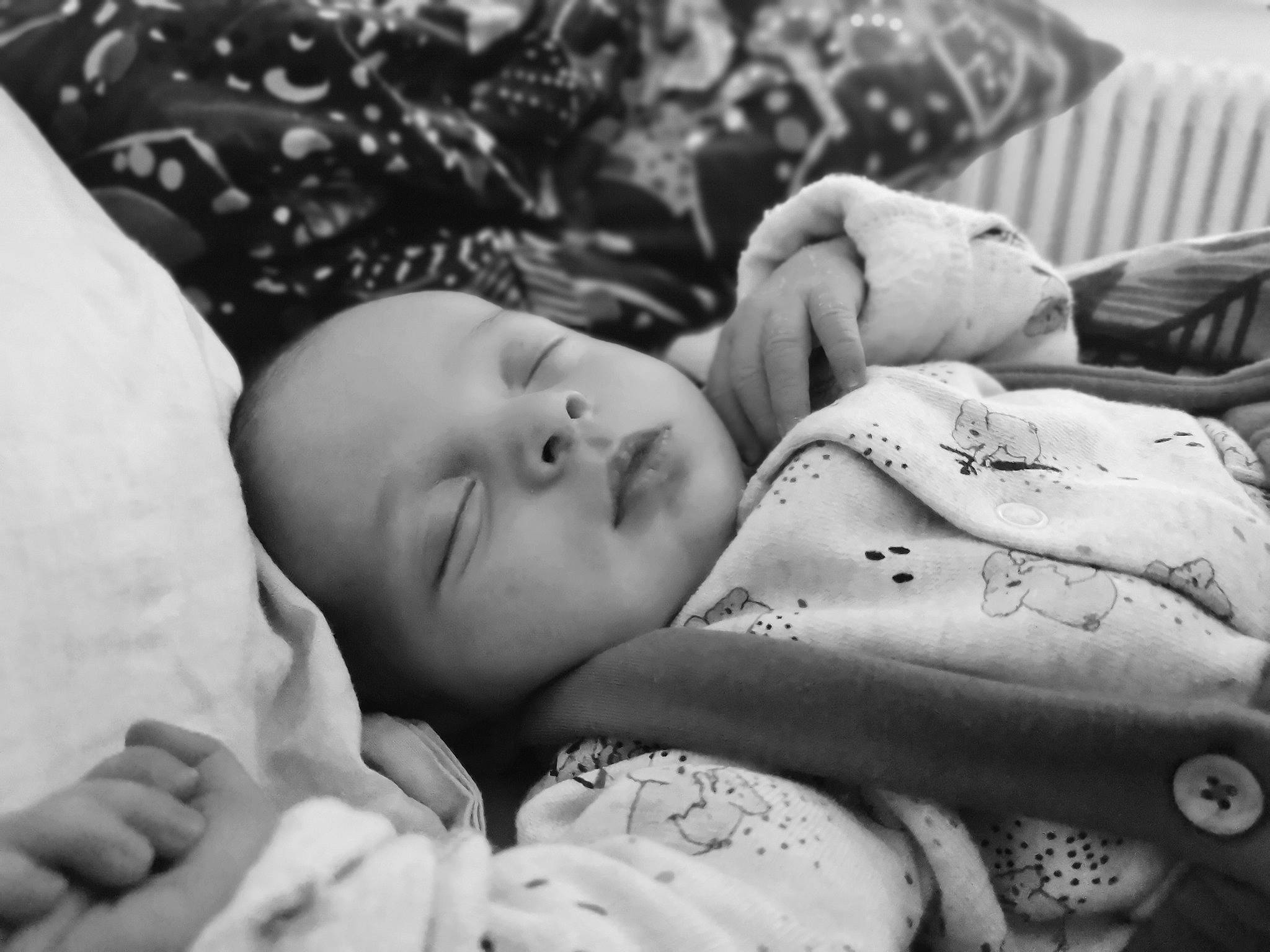 Nino a rejoint le concours — aidez-le/la à gagner de superbes lots ! art, baby, bedtime, black, black_and_white, cheek, child, comfort, face, happy, head, linens, monochrome, monochrome_photography, pattern, person, skin, style, textile, toddler