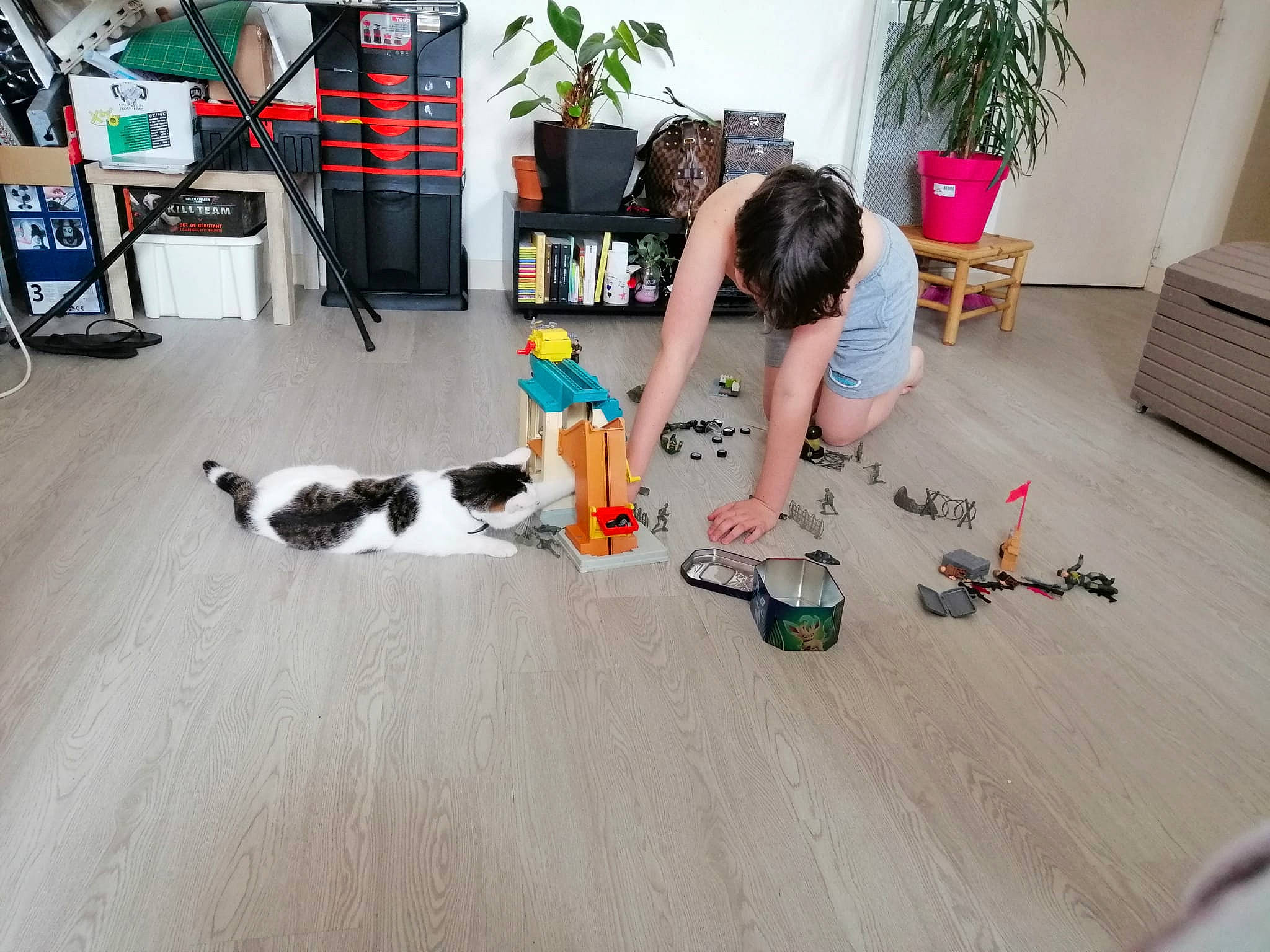 Jumbo participe au concours pour gagner de l'argent avec cette photo : bag, child, companion_dog, event, floor, flooring, flowerpot, fun, hardwood, houseplant, laminate_flooring, leisure, luggage_and_bags, plant, play, room, toy, wood, wood_flooring, wood_stain