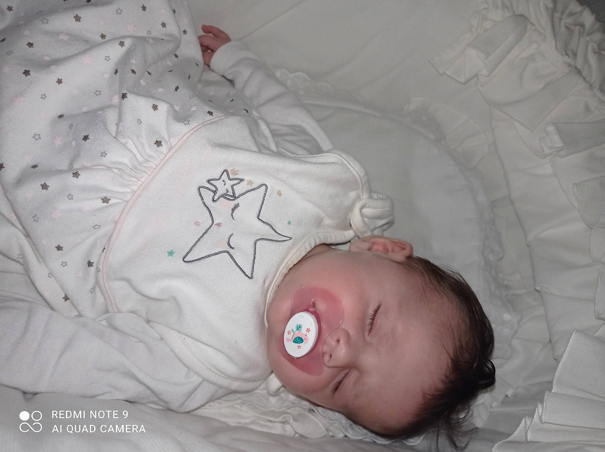 Andréa participe au concours pour gagner de l'argent avec cette photo : baby, baby_products, baby_toddler_clothing, bed, bed_sheet, bedding, bedtime, child, comfort, infant_bed, linens, nap, person, room, sleep, textile, toddler