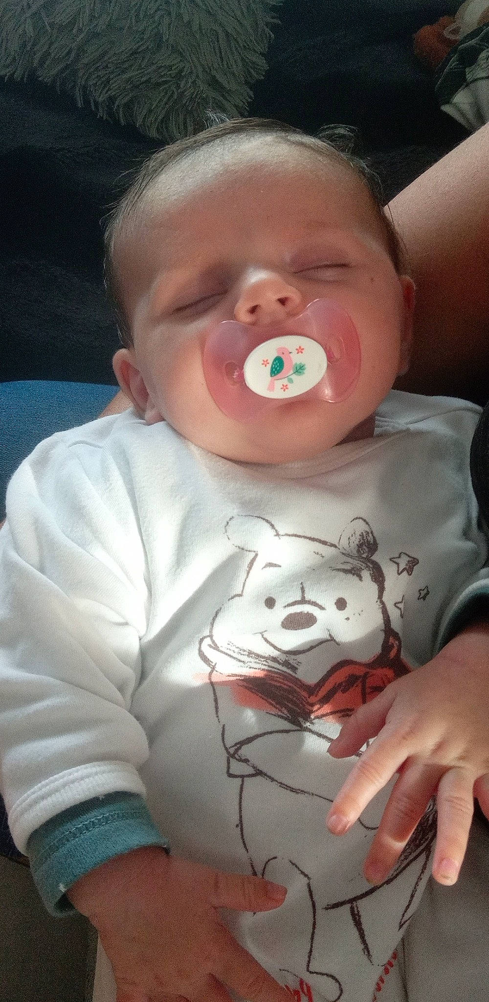 Andréa participe au concours pour gagner de l'argent avec cette photo : arm, baby, baby_toddler_clothing, cheek, child, eye, eyebrow, finger, happy, human_body, lip, mouth, neck, nose, organ, person, pink, skin, sleeve, toddler