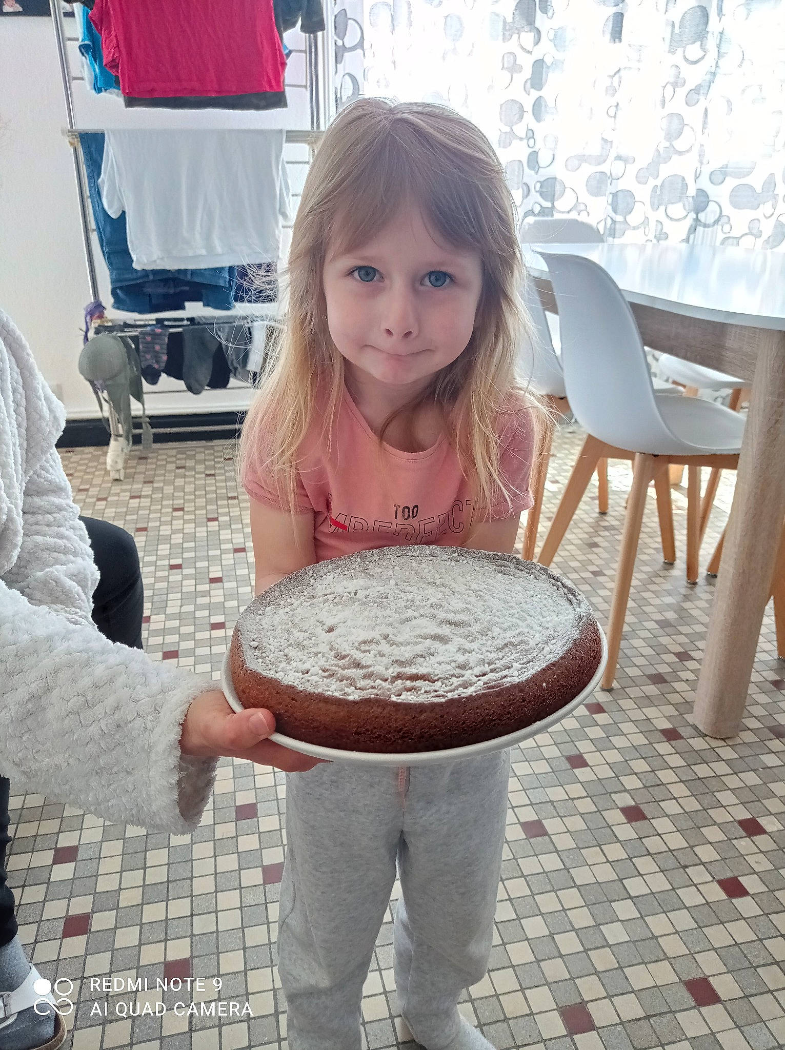 Giuliana participe au concours pour gagner de l'argent avec cette photo : baked_goods, baking, chair, child, cuisine, dish, flooring, food, fun, hairstyle, happy, ingredient, joy, leisure, pattern, person, recipe, sitting, smile, sugar_cake