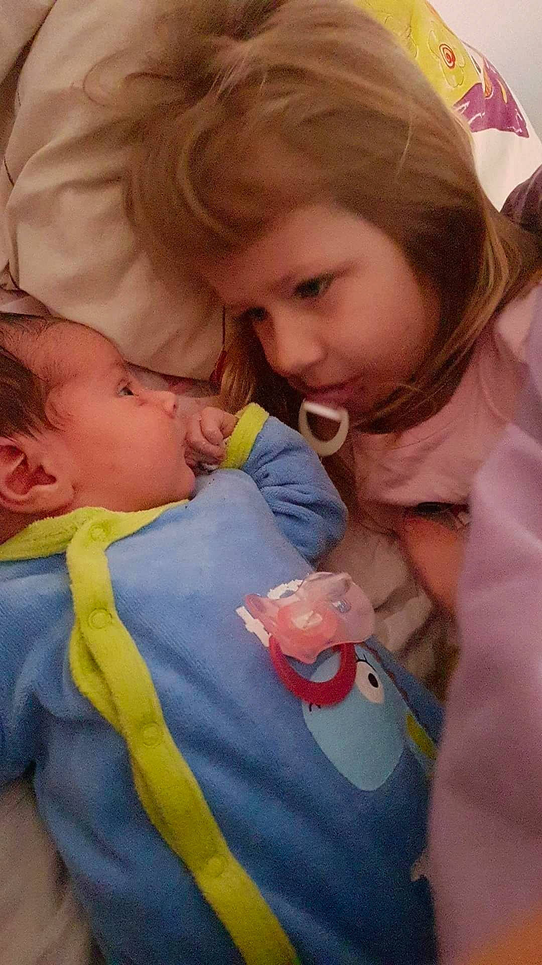 Giuliana participe au concours pour gagner de l'argent avec cette photo : cheek, chin, comfort, ear, eye, finger, gesture, hair, hairstyle, happy, head, human, interaction, iris, lip, mouth, nose, person, product, skin