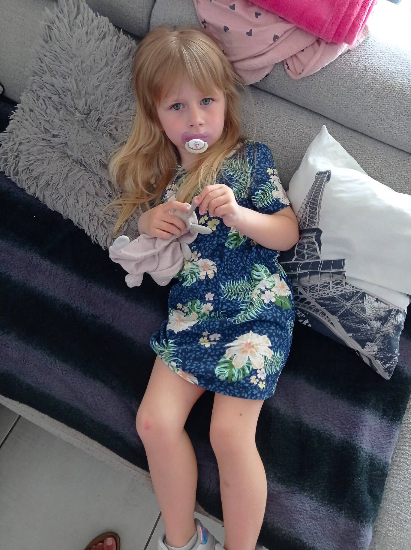 Giuliana a rejoint le concours — aidez-le/la à gagner de superbes lots ! cool, day_dress, dress, fashion, fawn, hair, joint, knee, long_hair, pattern, person, pink, purple, shoe, skin, street_fashion, style, textile, thigh, toddler