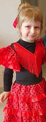 Giuliana participe au concours pour gagner de l'argent avec cette photo : abdomen, black, clothing, electric_blue, event, fashion_design, human_body, jewellery, joy, magenta, neck, outerwear, pattern, person, pink, red, sleeve, smile, toddler, trunk