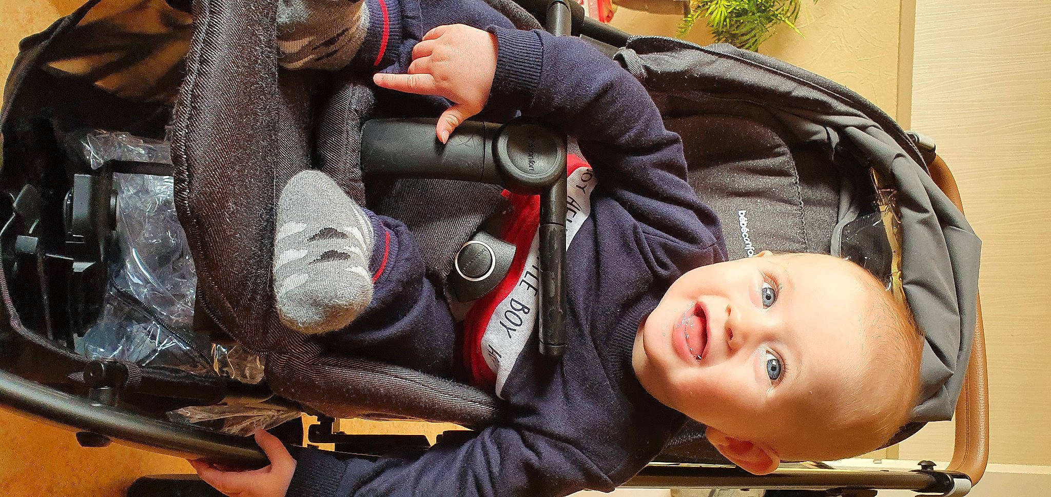 Raphaël a rejoint le concours — aidez-le/la à gagner de superbes lots ! auto_part, baby, baby_carriage, baby_products, car_seat, child, comfort, family_car, fun, grass, happy, motor_vehicle, person, photograph, plant, sitting, smile, snapshot, toddler, travel