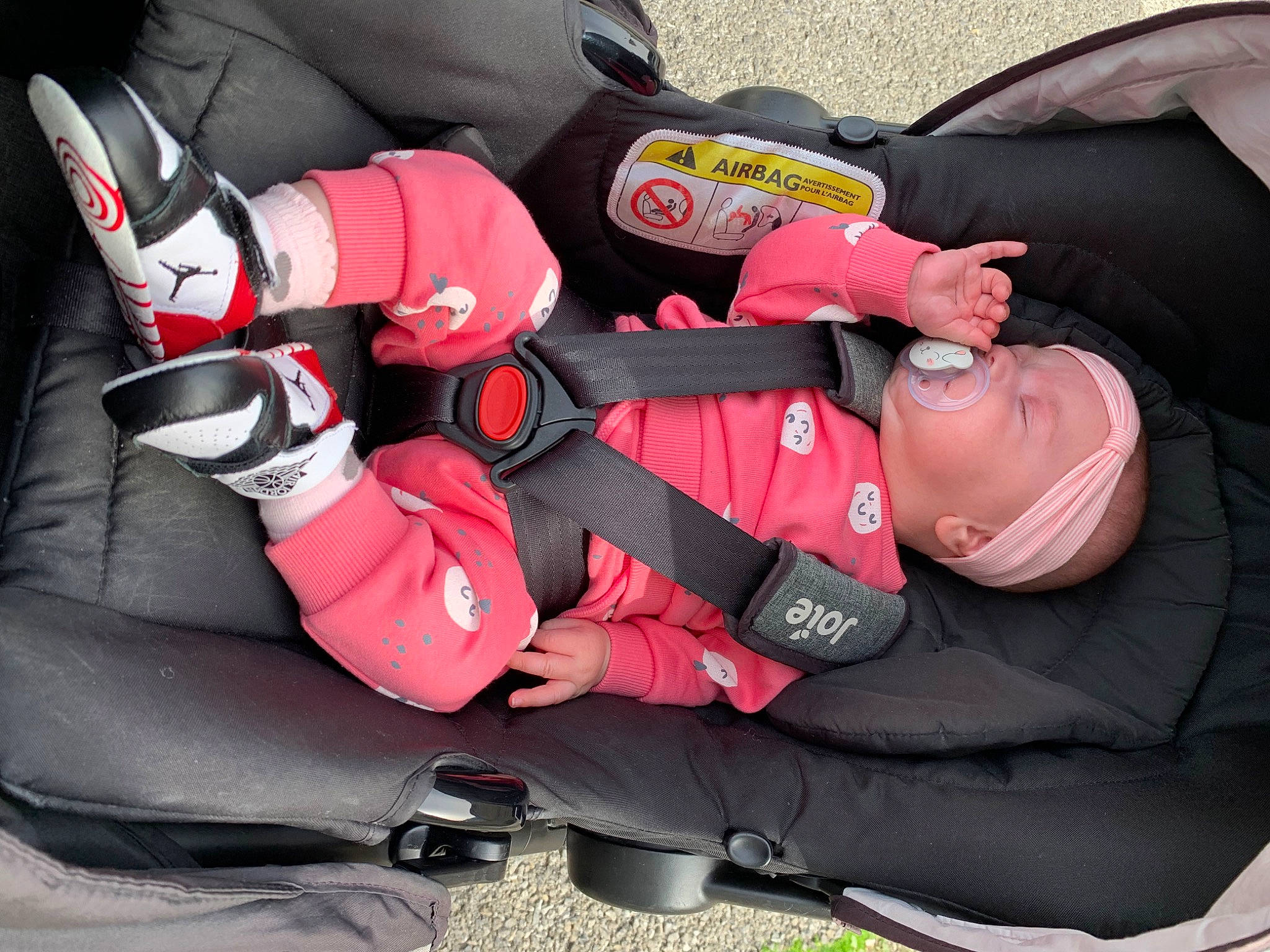 Cloé a rejoint le concours — aidez-le/la à gagner de superbes lots ! auto_part, baby, baby_carriage, baby_products, car_seat, carmine, child, comfort, finger, gesture, helmet, knee, lap, leg, person, personal_protective_equipment, recreation, sports_gear, sports_uniform, thigh