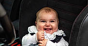 Victoria a rejoint le concours — aidez-le/la à gagner de superbes lots ! baby, smiling, car_seat, child, infant, clothing, lace, happy, portrait, seatbelt, car_interior, cute, sitting, young_child, person, black, white, fabric, cute_expression, indoor