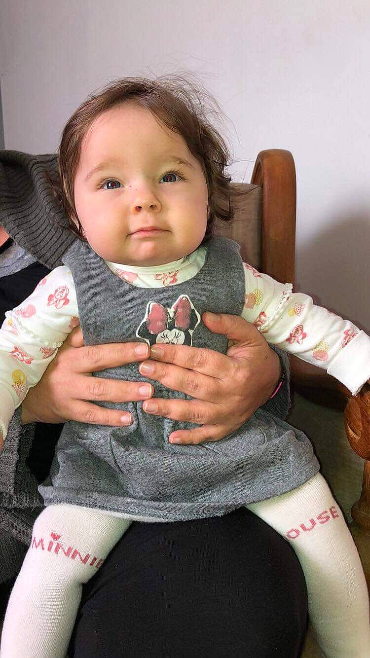 Délya participe au concours pour gagner de l'argent avec cette photo : abdomen, baby_products, child, girl, infant, leg, person, product, sitting, skin, toddler, trunk