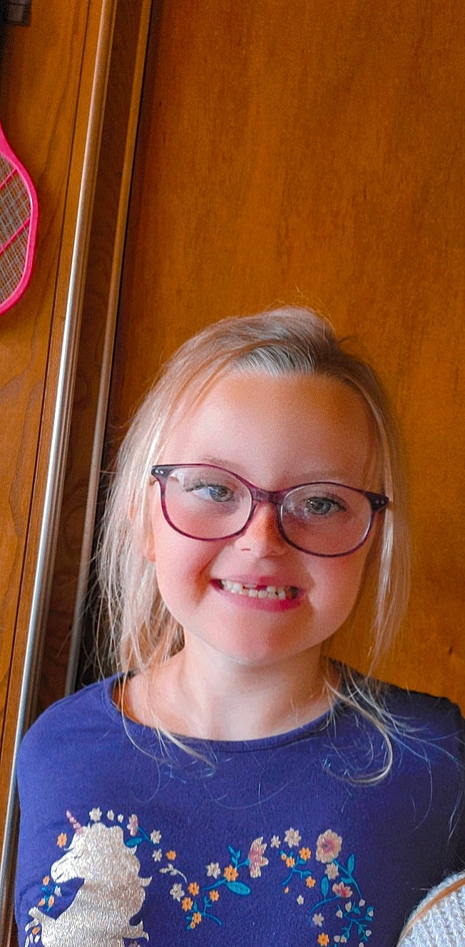 Loana a rejoint le concours — aidez-le/la à gagner de superbes lots ! bangs, blond, cheek, chin, ear, electric_blue, eyebrow, eyelash, eyewear, fun, glasses, happy, iris, jaw, joy, lip, neck, nose, person, smile