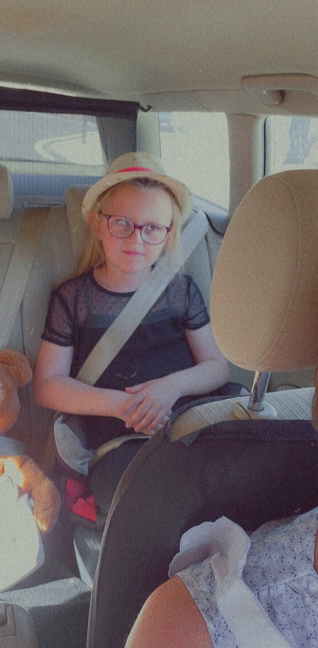Loana participe au concours pour gagner de l'argent avec cette photo : auto_part, automotive_design, car, car_seat, car_seat_cover, chair, comfort, eyewear, glasses, hat, head_restraint, motor_vehicle, person, seat_belt, smile, steering_part, thigh, vehicle, vehicle_door, vision_care