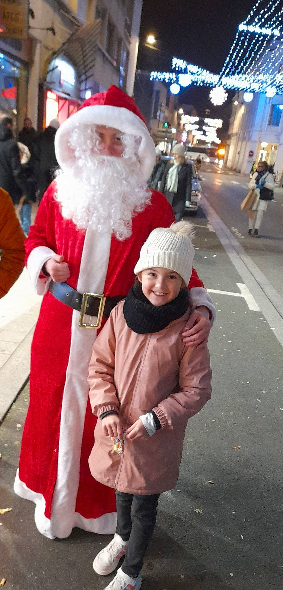 Louna participe au concours pour gagner de l'argent avec cette photo : beard, christmas, costume_hat, event, facial_hair, fictional_character, fun, fur, glove, happy, hat, headwear, holiday, jacket, joy, outerwear, person, santa_claus, smile, snapshot