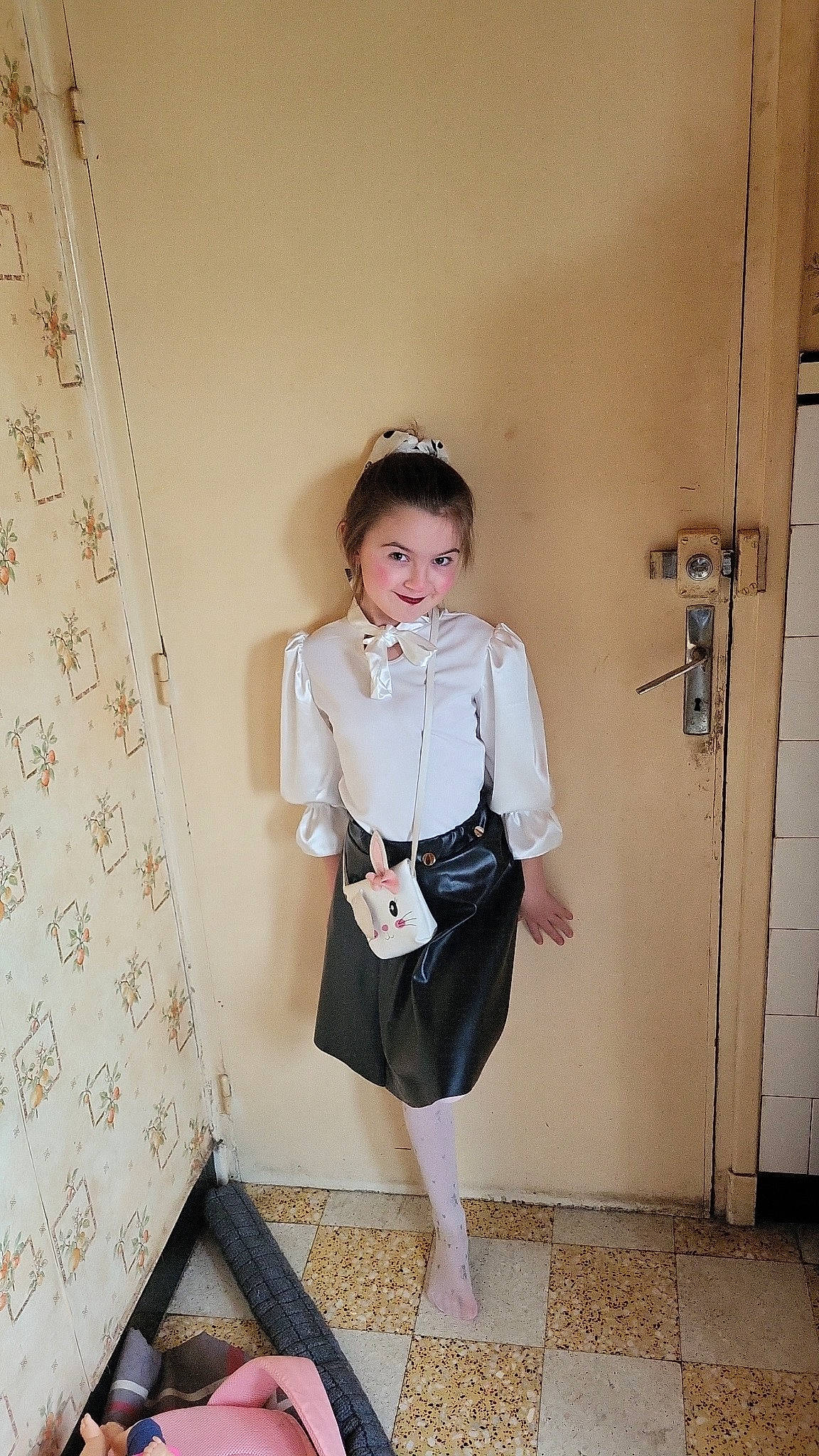 Louna participe au concours pour gagner de l'argent avec cette photo : blazer, collar, day_dress, door, dress_shirt, fashion_design, formal_wear, hair, hat, human_leg, joy, knee, leg, pattern, person, shoulder, sleeve, sunglasses, t_shirt, thigh