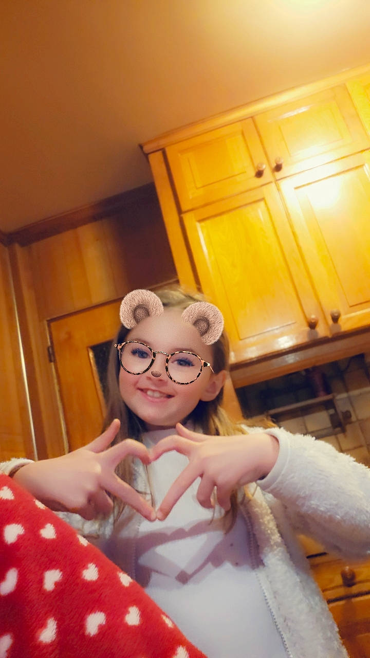 Louna a rejoint le concours — aidez-le/la à gagner de superbes lots ! cabinetry, cupboard, door, dress, event, eyewear, fashion_design, flooring, fun, gesture, glasses, happy, joy, kitchen, person, refrigerator, room, shoulder, smile, thumb