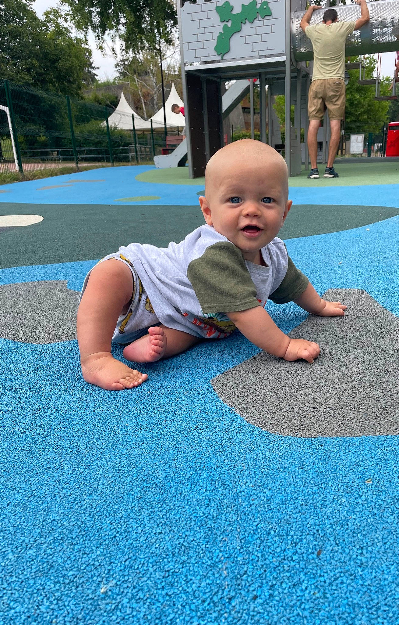 Liam participe au concours pour gagner de l'argent avec cette photo : asphalt, baby, baby_toddler_clothing, blue, carpet, child, electric_blue, flooring, fun, grass, leisure, people_in_nature, person, plant, play, recreation, road_surface, shorts, t_shirt, toddler