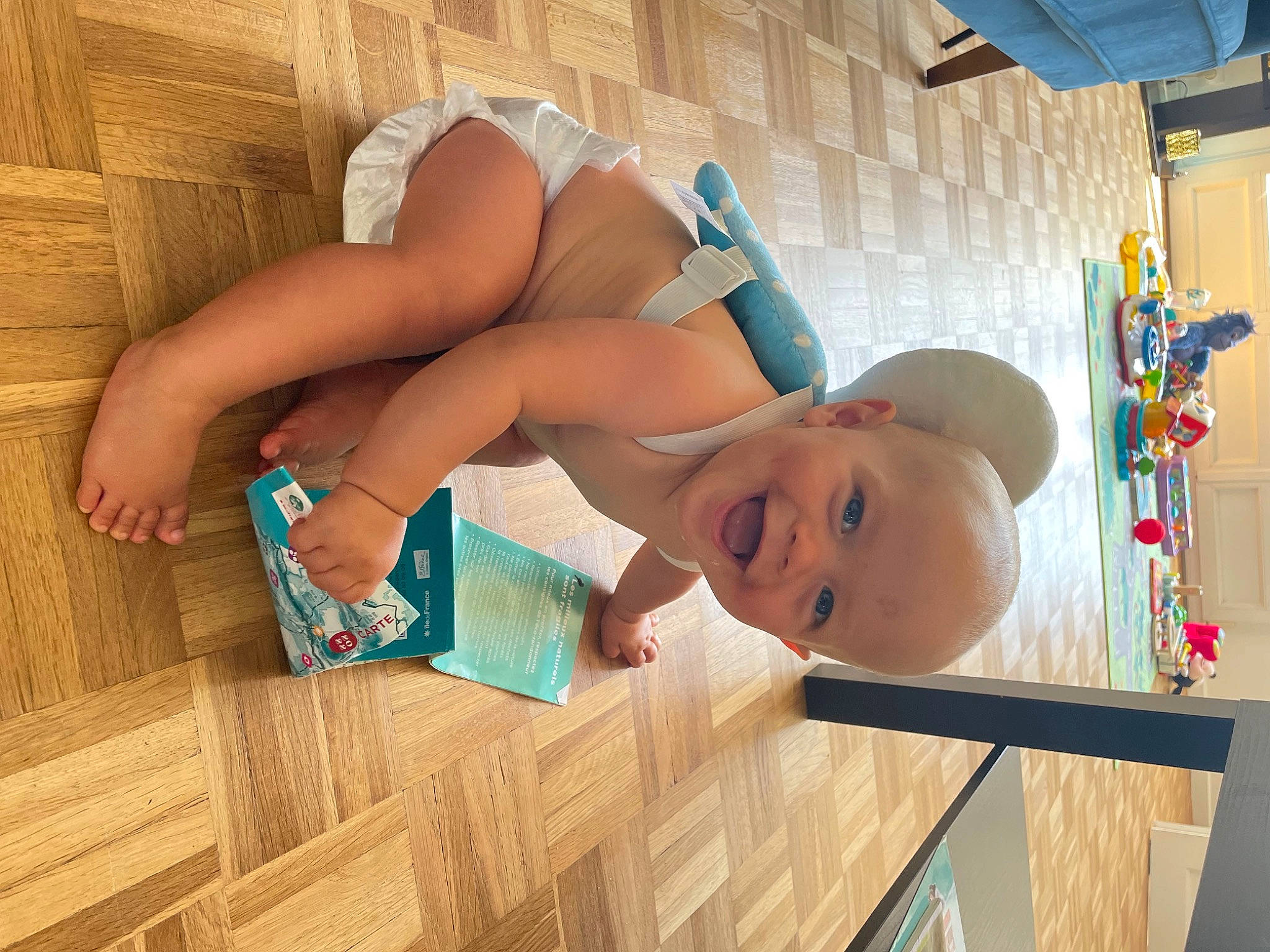 Liam a rejoint le concours — aidez-le/la à gagner de superbes lots ! abdomen, brassiere, chest, eye, finger, flooring, fun, happy, hardwood, hat, knee, leisure, lingerie, person, skin, smile, thigh, trunk, undergarment, underpants