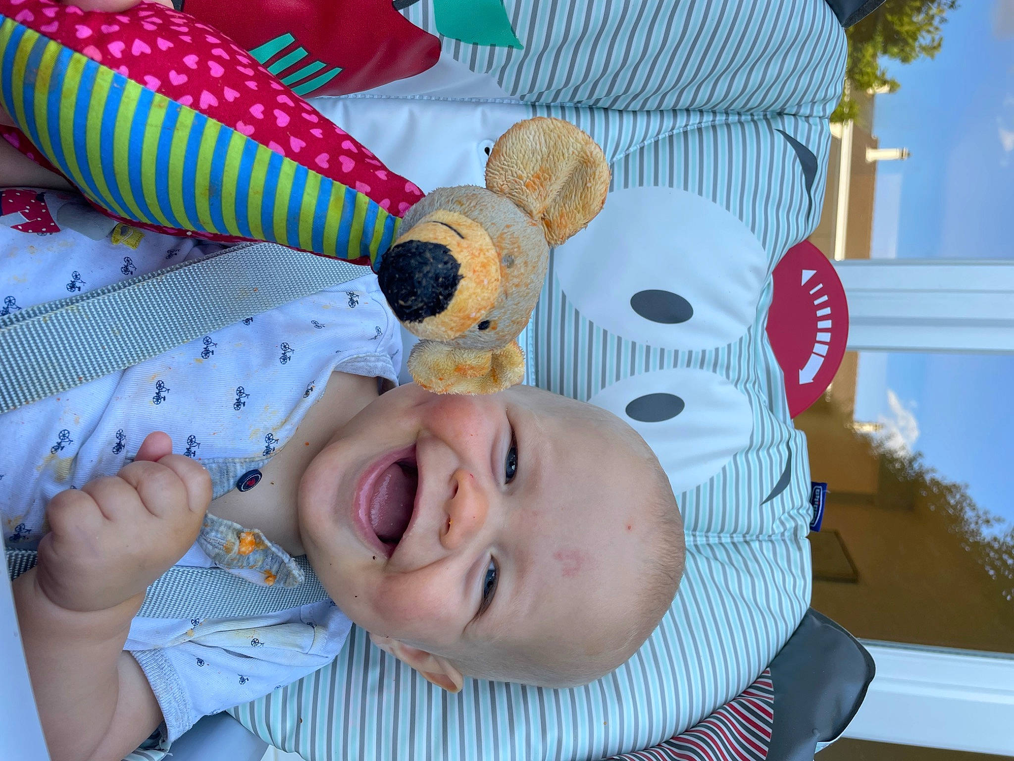 Liam participe au concours pour gagner de l'argent avec cette photo : baby, baby_products, baby_toddler_clothing, cheek, child, event, fun, happy, hat, joy, leisure, linens, nail, person, plush, product, room, smile, stuffed_toy, textile