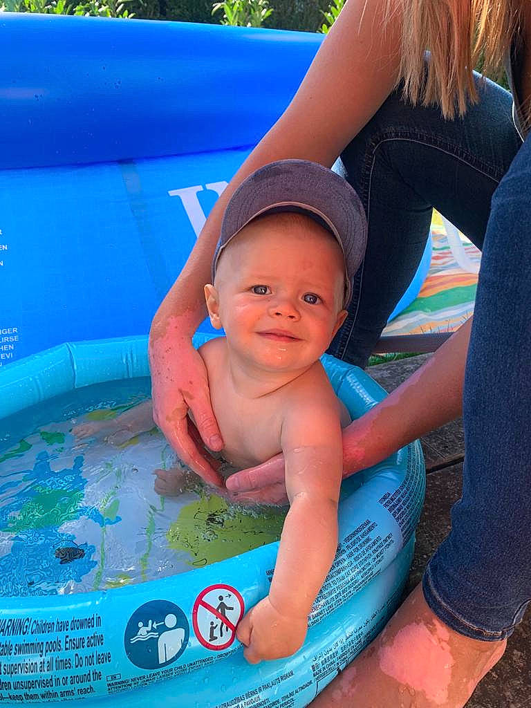 Liam participe au concours pour gagner de l'argent avec cette photo : azure, baby, baby_products, bathing, blue, child, electric_blue, fluid, fun, games, happy, hat, joy, leisure, liquid, person, recreation, smile, summer, thigh