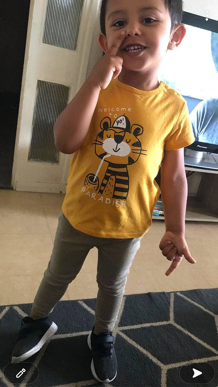 Matheo a rejoint le concours — aidez-le/la à gagner de superbes lots ! baby_toddler_clothing, cool, eyewear, flooring, fun, happy, human_leg, joint, joy, knee, neck, pattern, person, sleeve, smile, sportswear, standing, street_fashion, t_shirt, thigh