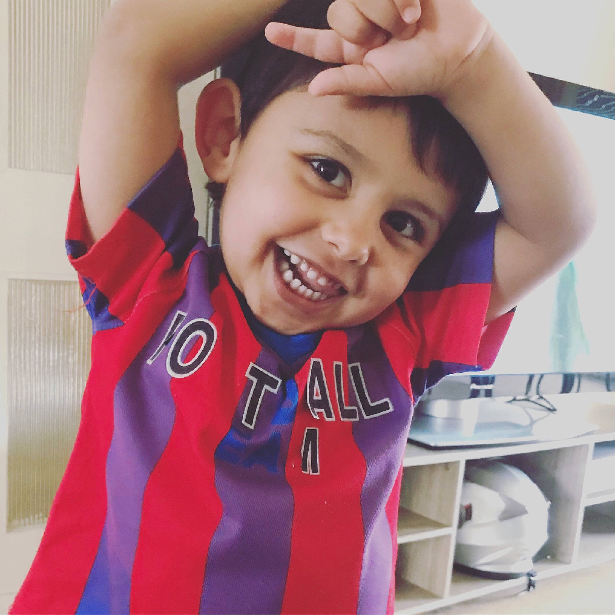 Matheo a rejoint le concours — aidez-le/la à gagner de superbes lots ! arm, eye, eyebrow, eyelash, gesture, happy, headwear, jaw, jersey, joint, joy, mouth, muscle, neck, organ, person, product, shoulder, sleeve, smile