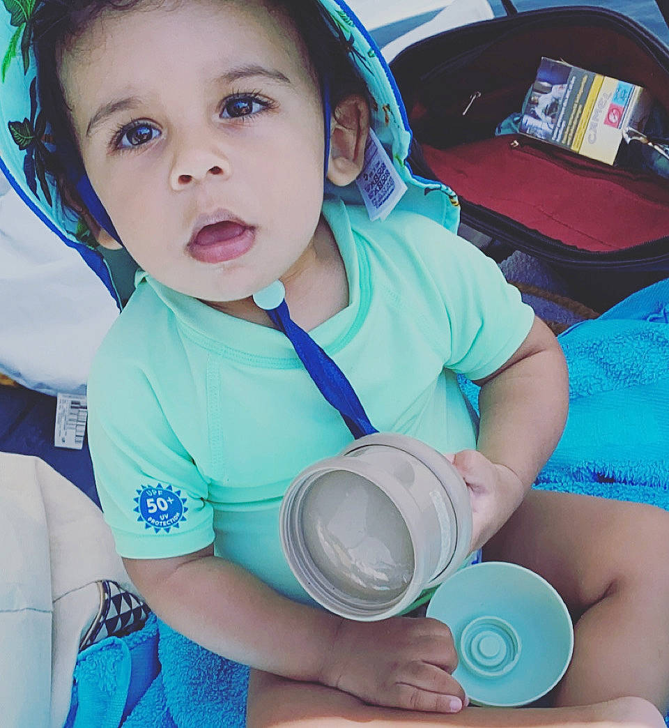 Noah participe au concours pour gagner de l'argent avec cette photo : arm, baby_toddler_clothing, blue, cool, drink, drinkware, elbow, electric_blue, eye, happy, headgear, nail, organ, person, plastic_bottle, skin, sleeve, t_shirt, toddler, water_bottle