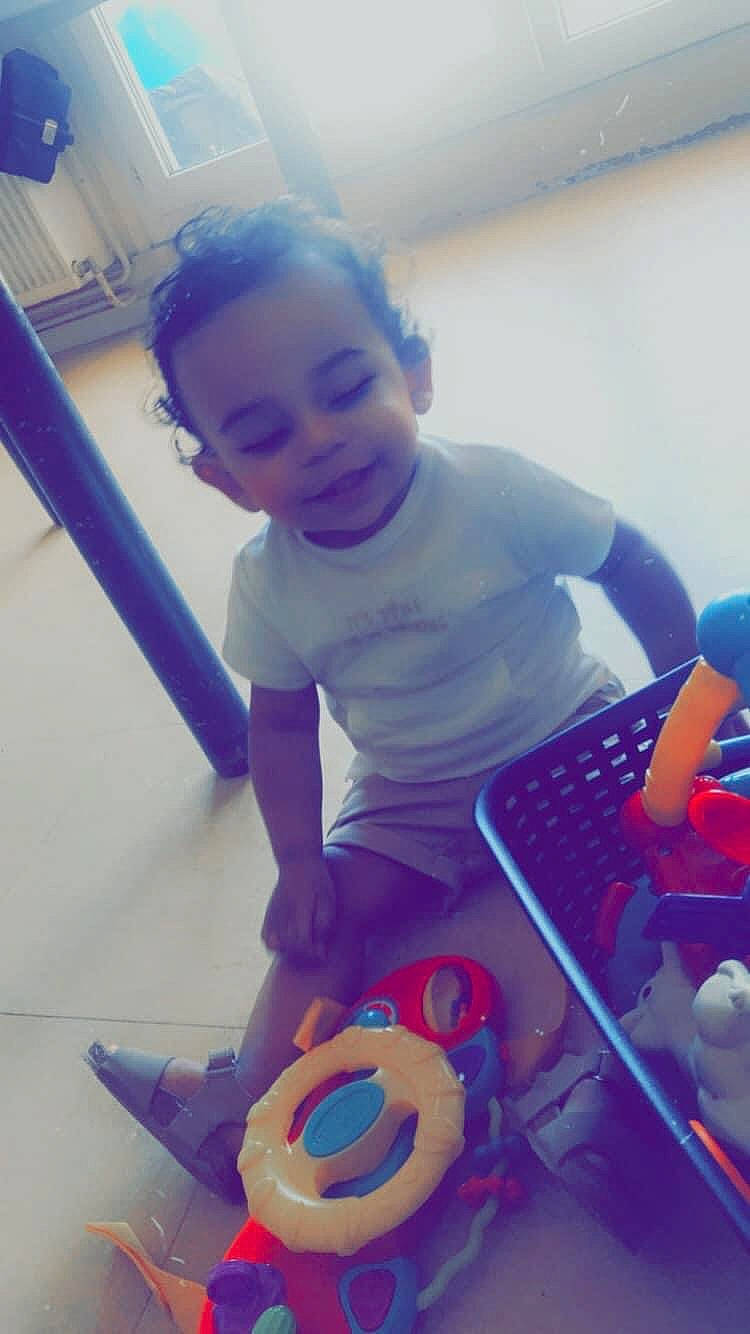 Noah participe au concours pour gagner de l'argent avec cette photo : arm, baby, baby_playing_with_toys, baby_products, blue, child, elbow, electric_blue, facial_expression, flooring, fun, happy, leisure, person, play, purple, recreation, thigh, toddler, toy