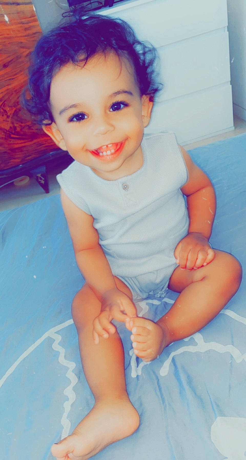 Noah a rejoint le concours — aidez-le/la à gagner de superbes lots ! azure, baby_toddler_clothing, blue, cheek, chin, eye, face, facial_expression, head, human_body, iris, joint, joy, organ, person, photograph, pink, purple, shorts, skin