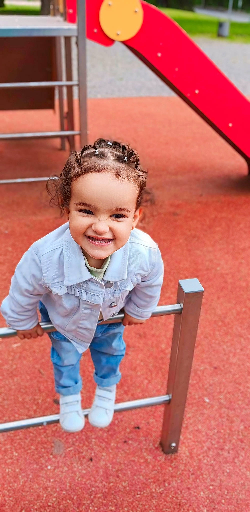 Tayma participe au concours pour gagner de l'argent avec cette photo : baby_toddler_clothing, child, city, eye, facial_expression, fun, grass, hair, hairstyle, happy, head, joy, leisure, outdoor_play_equipment, person, playground, recreation, red, skin, smile