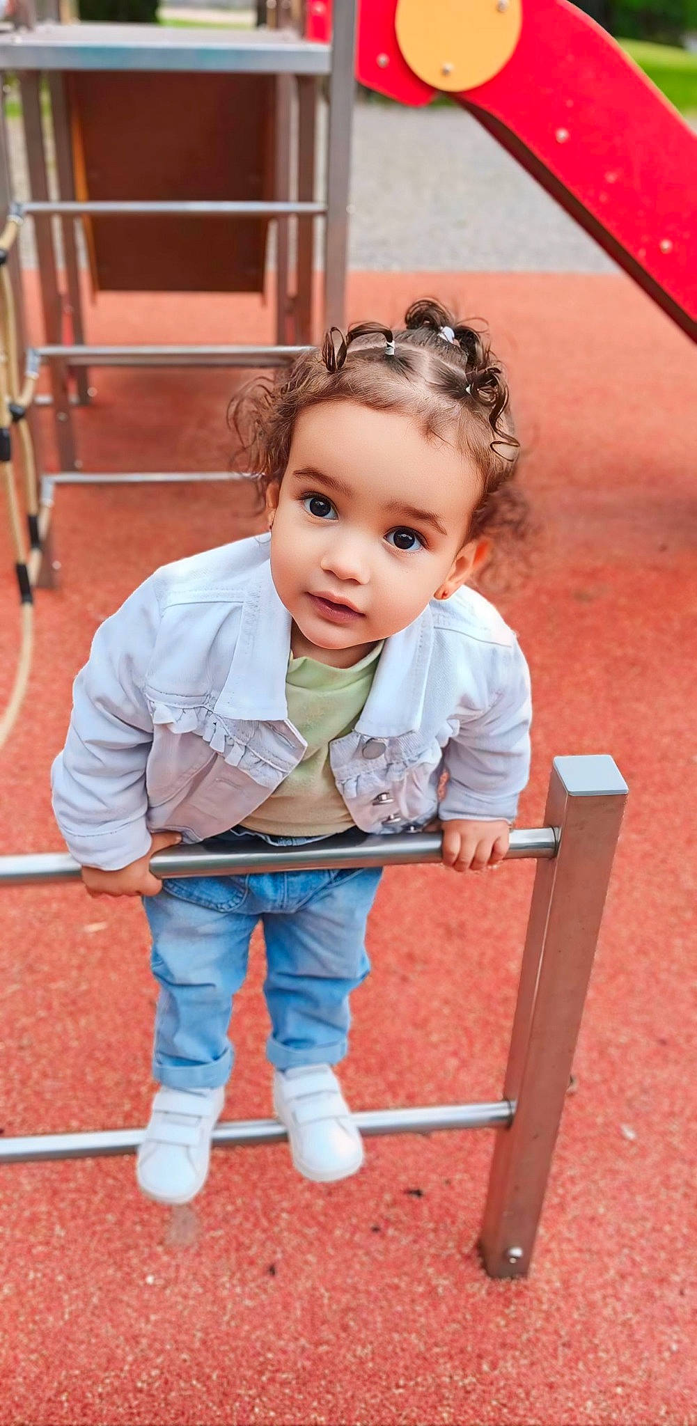 Tayma participe au concours pour gagner de l'argent avec cette photo : baby, baby_toddler_clothing, beauty, child, city, electric_blue, flooring, fun, grass, happy, leisure, outdoor_play_equipment, person, recreation, sitting, skin, sleeve, smile, standing, toddler