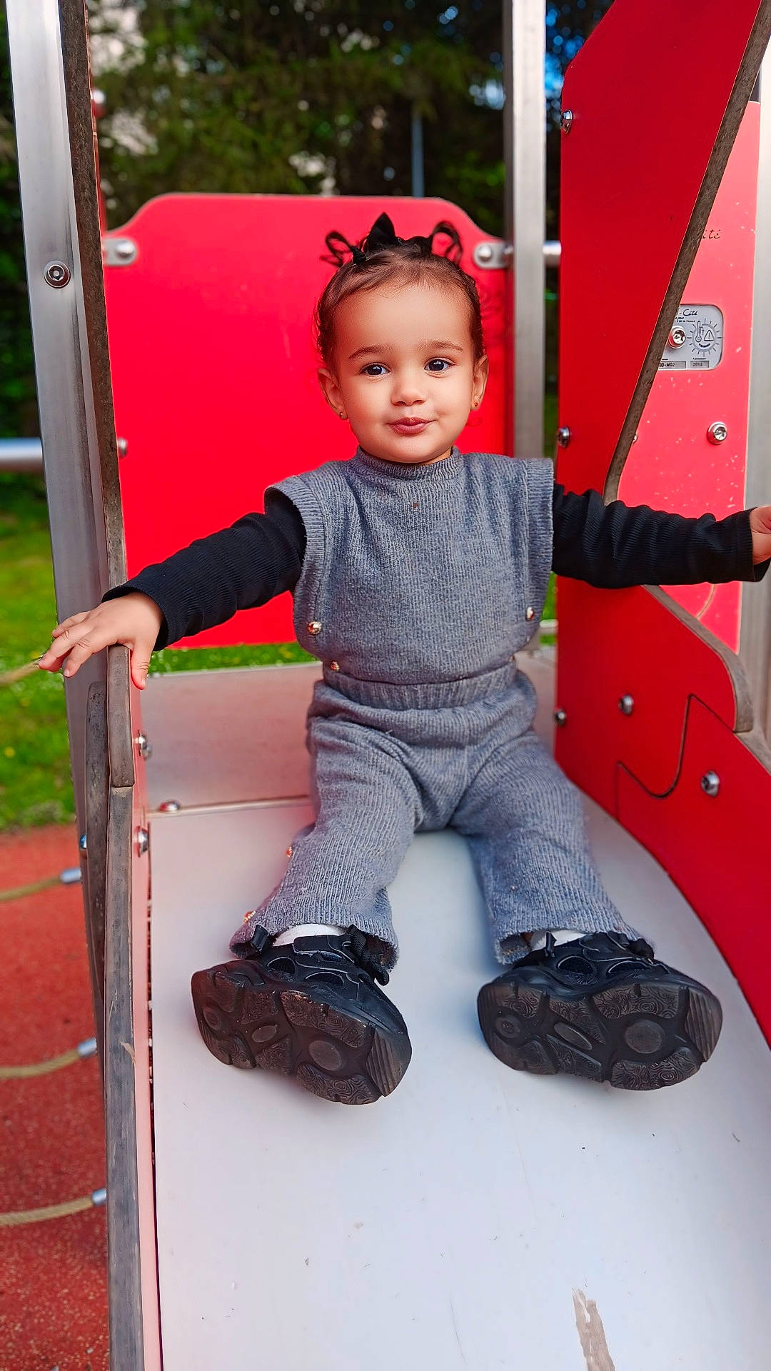 Tayma participe au concours pour gagner de l'argent avec cette photo : boy, child, clothing, face, footwear, grass, head, jeans, male, outdoorplayarea, outdoors, pants, person, photography, plant, playarea, portrait, shoe, sitting, sneaker
