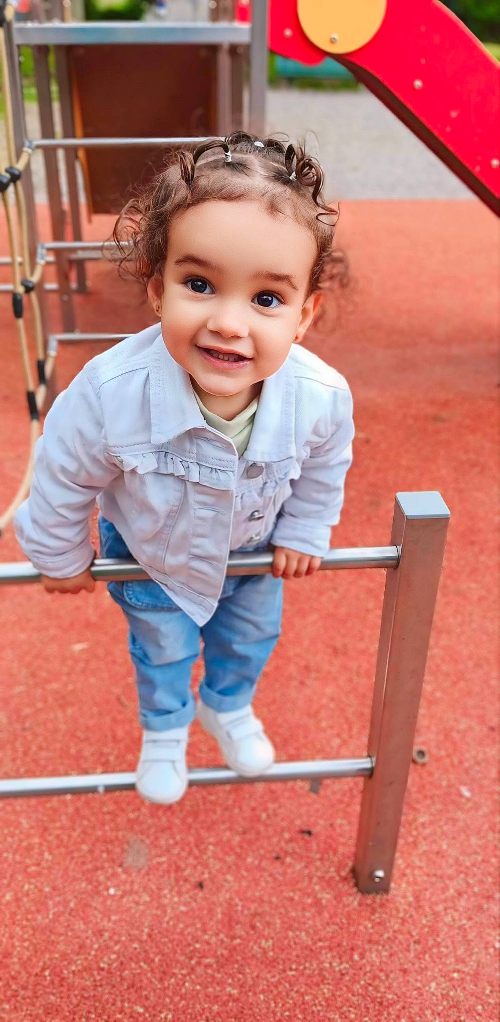 Tayma a rejoint le concours — aidez-le/la à gagner de superbes lots ! baby_toddler_clothing, blond, child, chin, electric_blue, fun, grass, happy, joy, leisure, outdoor_play_equipment, person, play, playground, recreation, sitting, sleeve, smile, standing, swing