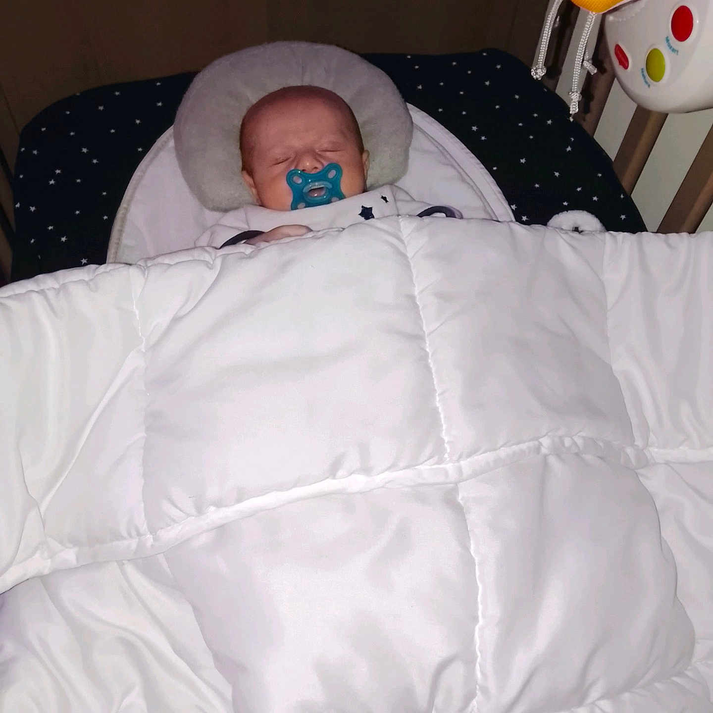 Kalys a rejoint le concours — aidez-le/la à gagner de superbes lots ! baby, blanket, pacifier, sleeping, cushion, toy, bird_toy, crib, infant, child, sleep, comfort, bedtime, cozy, white_blanket, star_pattern, indoor, rest, peaceful, head_support