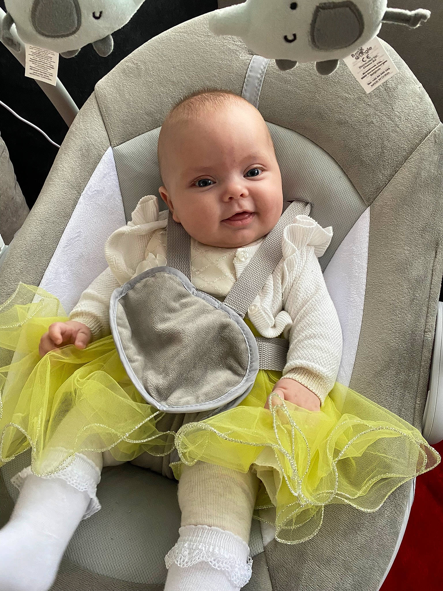 Luna a rejoint le concours — aidez-le/la à gagner de superbes lots ! baby, baby_products, baby_sleeping, baby_toddler_clothing, baby_toys, cheek, child, comfort, facial_expression, happy, linens, person, product, sitting, skin, sleeve, smile, textile, toddler, toy