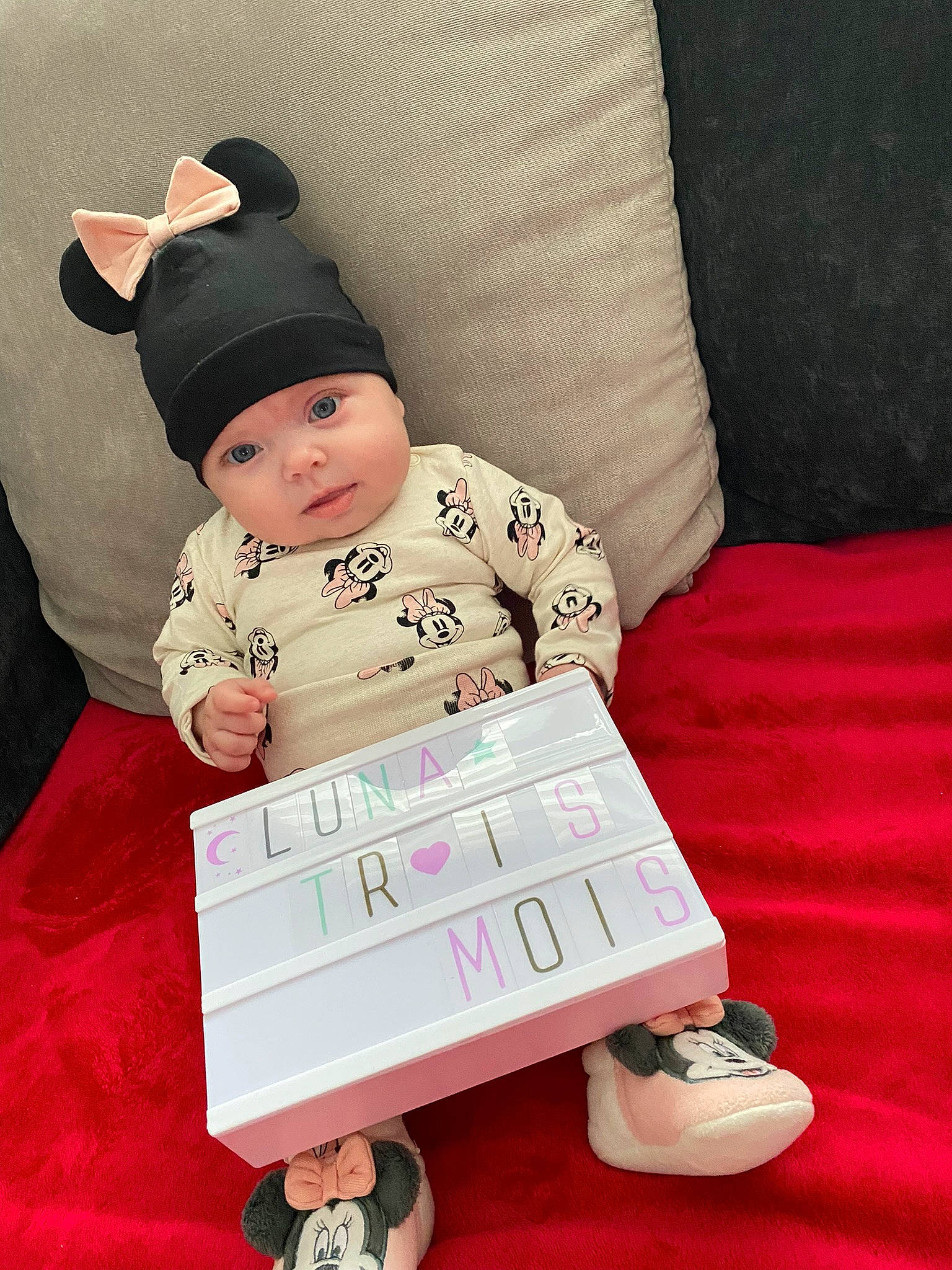 Luna participe au concours pour gagner de l'argent avec cette photo : baby, baby_toddler_clothing, box, cap, carmine, child, comfort, costume_hat, facial_expression, headwear, magenta, paper_product, pattern, person, pink, play, recreation, rectangle, sitting, sleeve