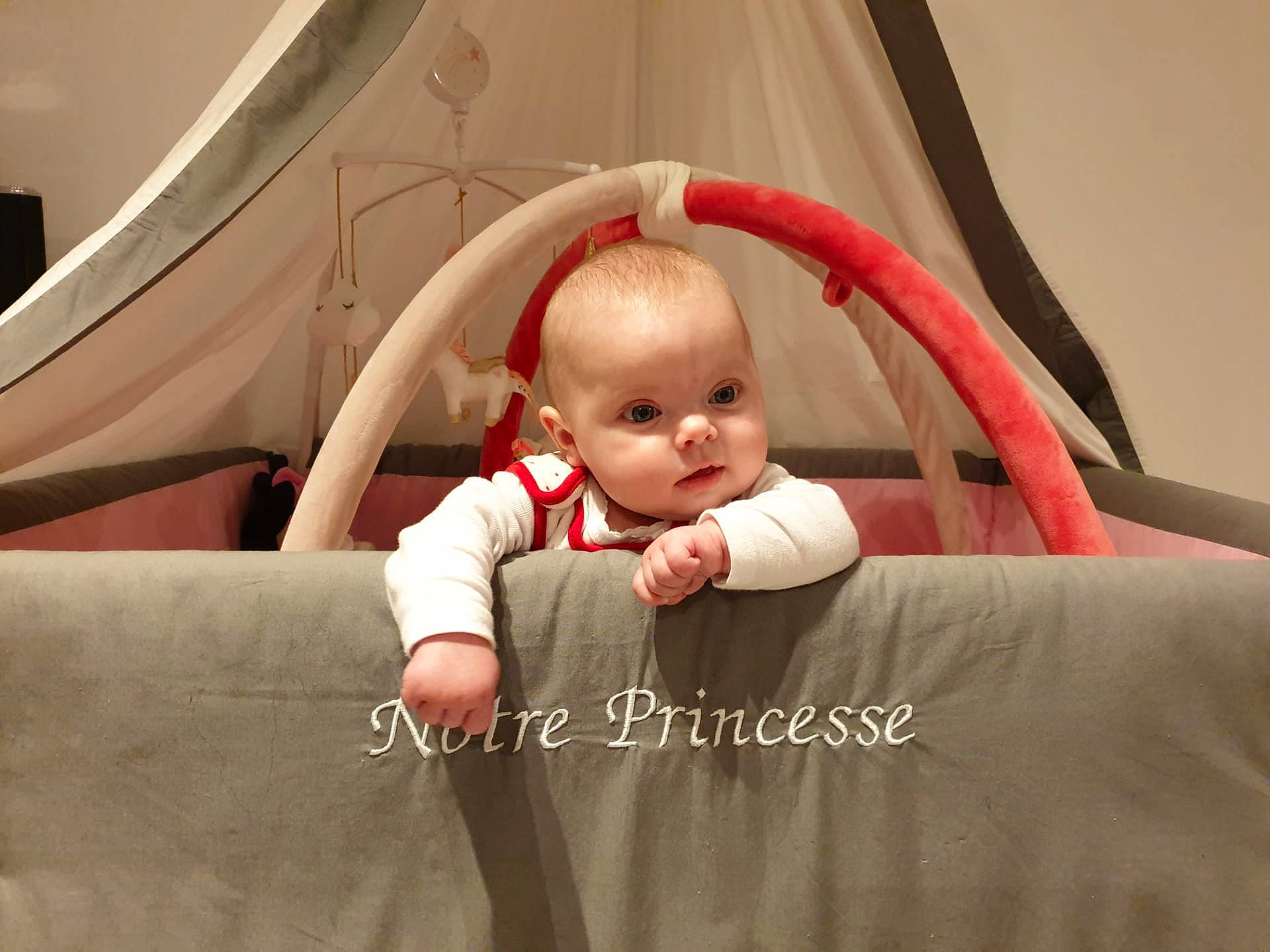 Luna a rejoint le concours — aidez-le/la à gagner de superbes lots ! automotive_design, baby, baby_products, baby_toddler_clothing, blond, child, comfort, couch, event, finger, flash_photography, flooring, fun, hairstyle, happy, person, sitting, skin, toddler, vehicle_door